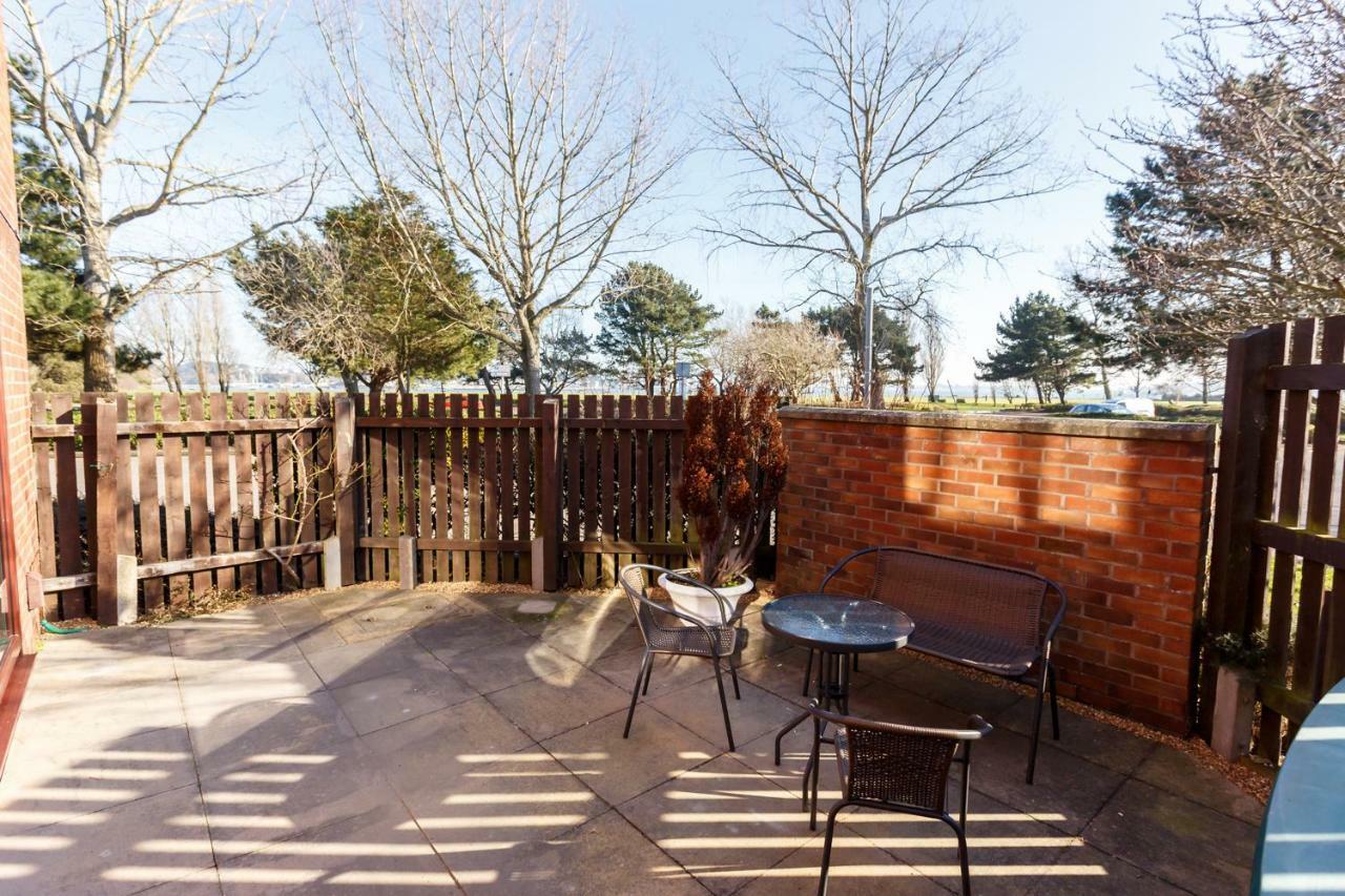 Fantasea Villa Poole Esterno foto